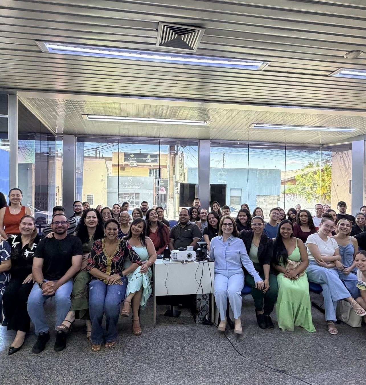 Foto em grupo com os participantes de uma palestra de Alaide Bruno