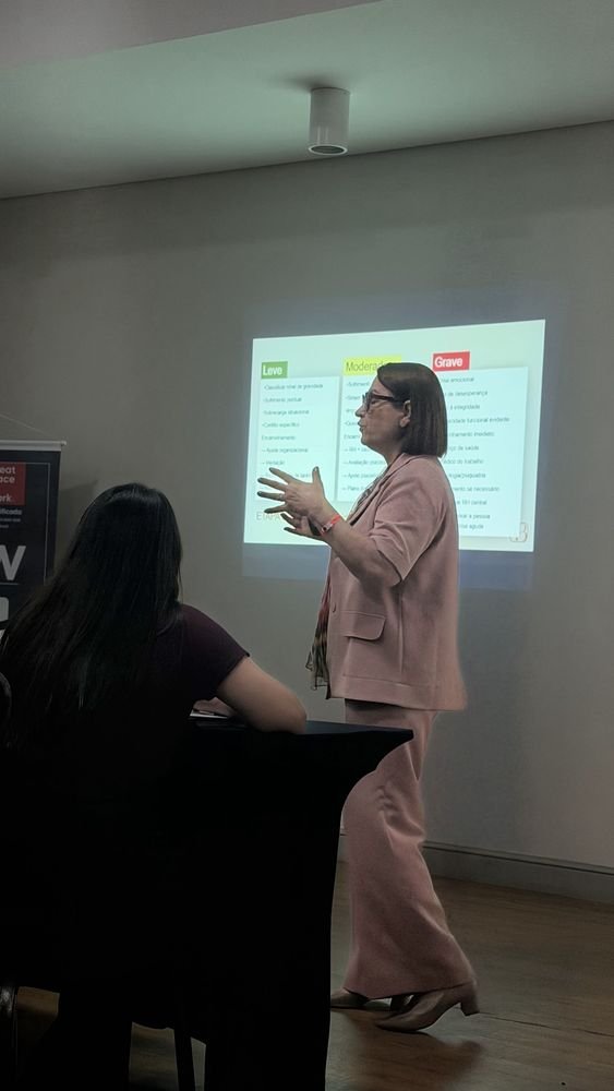 Alaide Bruno apresentando em palestra