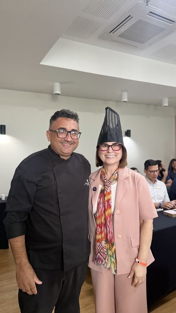 Alaide Bruno com o chef do resort, usando chapéu de cozinheiro