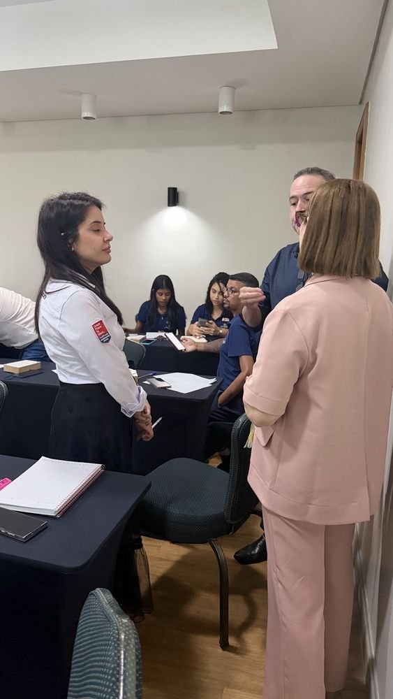 Alaide Bruno conversando com participantes do treinamento