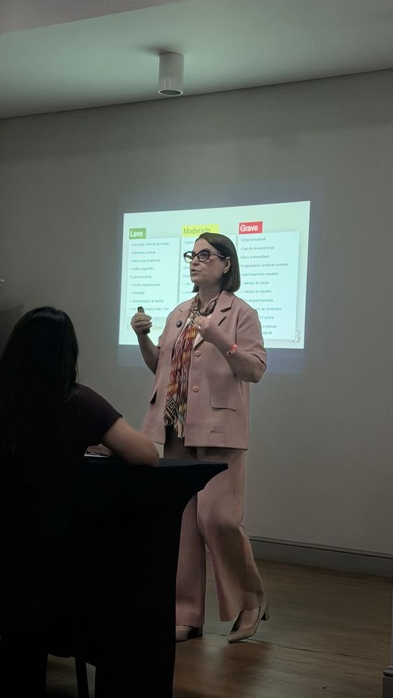 Alaide Bruno apresentando slides em palestra