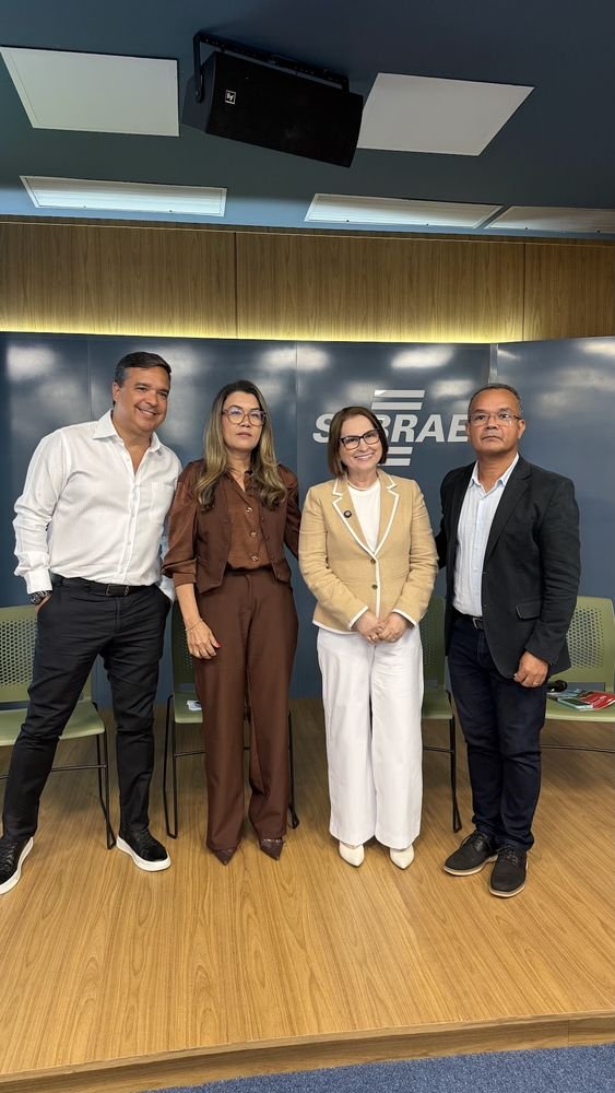 Alaide Bruno com organizadores diante do painel do Sebrae