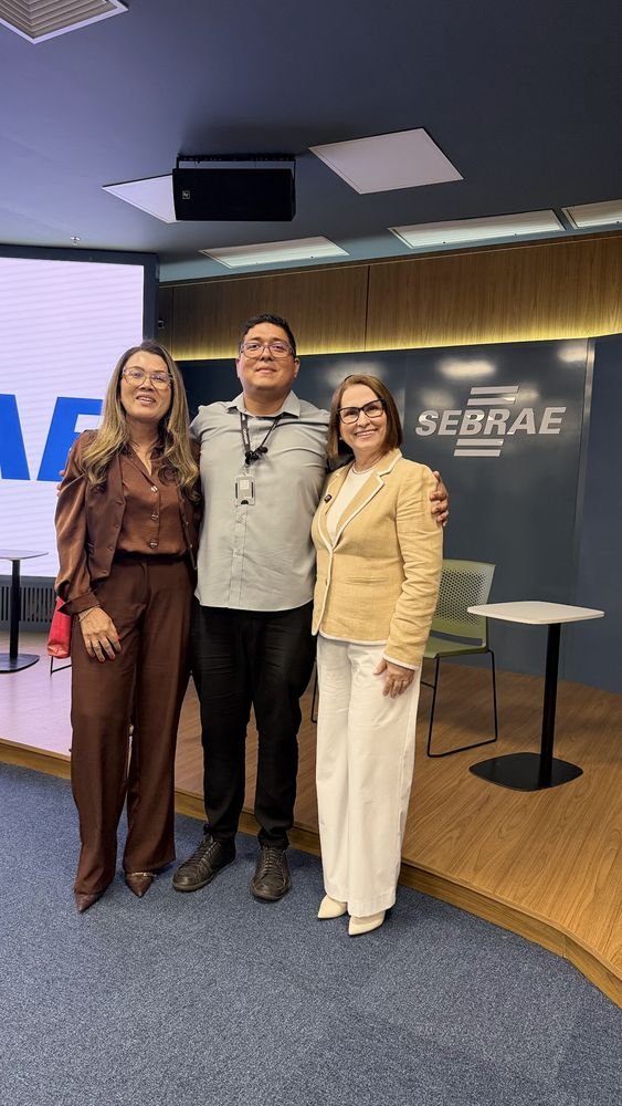 Alaide Bruno com participantes diante do painel do Sebrae