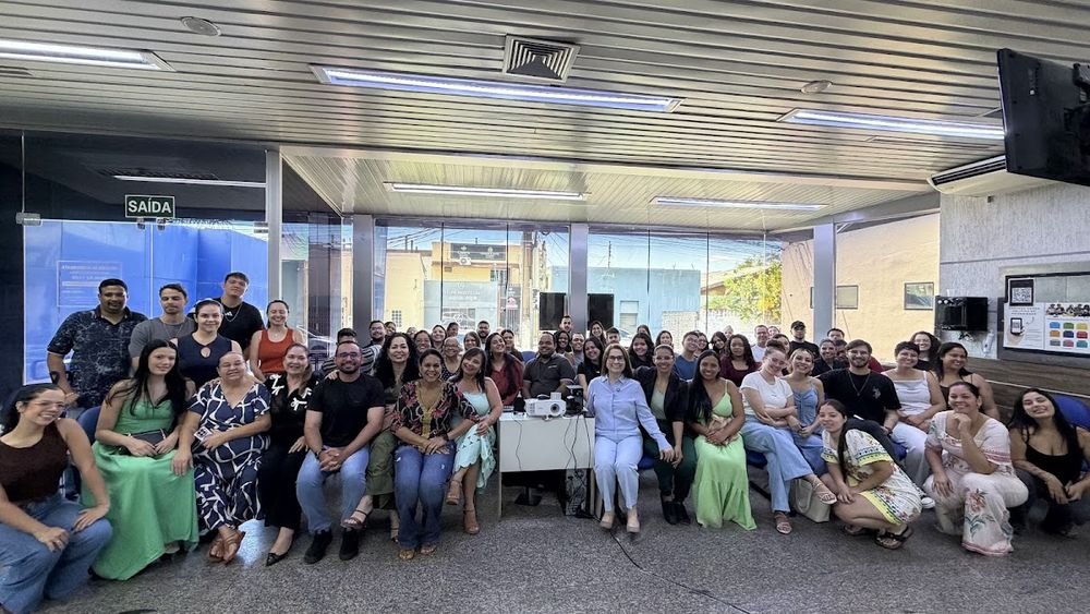 Foto em grupo com os participantes da palestra no 1º Serviço Registral de Várzea Grande
