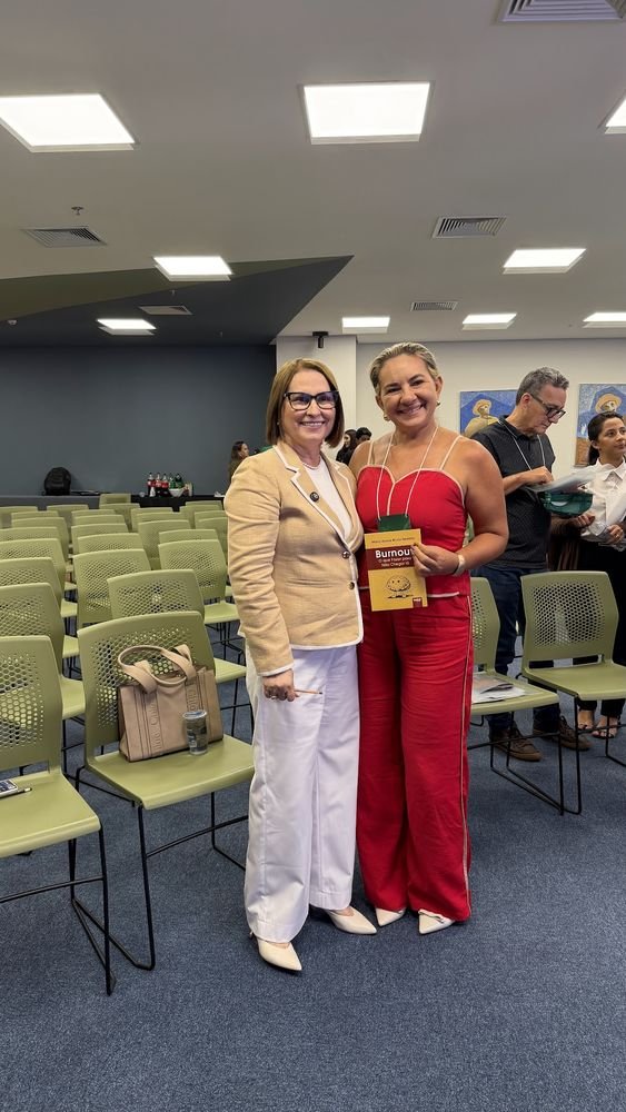 Participante com o livro de Alaide Bruno